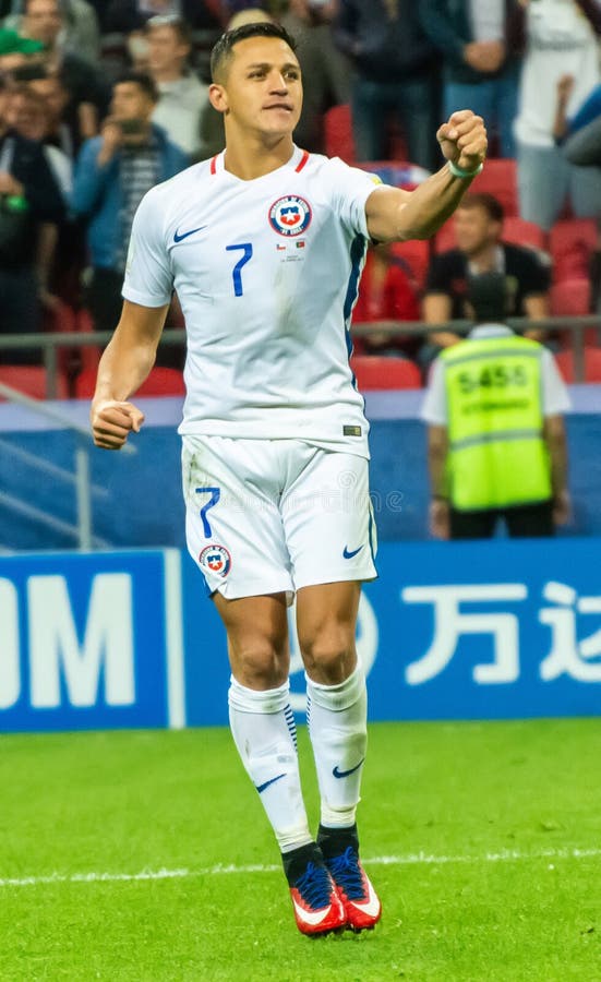 Jogador Nacional De Futebol Portugal E Re Silva Contra Chile Midfielder  Mauricio Isla Durante a Xícara De Confederações De Fifa 20 Fotografia  Editorial - Imagem de segundo, passo: 207478102