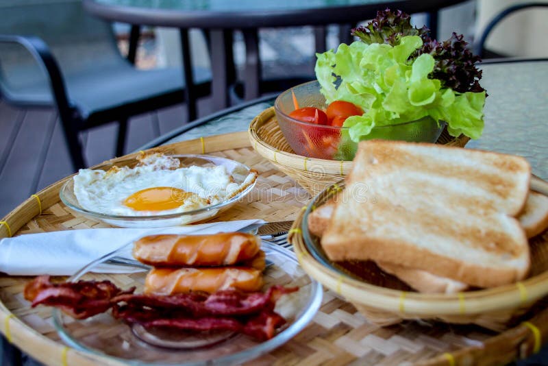 El desayuno sirvió con café, zumo de naranja, cruasanes, cereales y frutas Dieta equilibrada - Imagen fotografía de archivo El desayuno sirvió con café, zumo de naranja, cruasanes, cereales y frutas Dieta equilibrada - Imagen fotografía de archivo