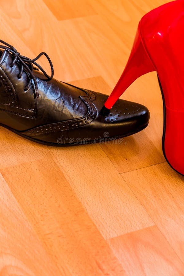 El deslizador de señora ocurre el zapato de los hombres fotos de archivo El deslizador de señora ocurre el zapato de los hombres fotos de archivo