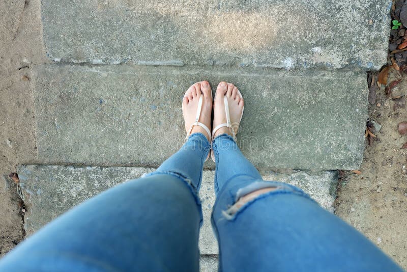 El desnudo calza la mujer y los accesorios amarillos de la camisa de la piña Ciérrese para arriba en los pies del ` s de la mucha fotos de archivo libres de regalías El desnudo calza la mujer y los accesorios amarillos de la camisa de la piña Ciérrese para arriba en los pies del ` s de la mucha fotos de archivo libres de regalías