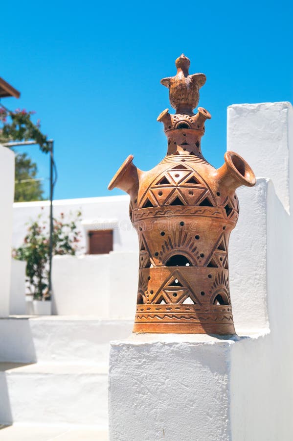 El detalle de una chimenea griega tradicional en Sifnos es imágenes de archivo libres de regalías El detalle de una chimenea griega tradicional en Sifnos es imágenes de archivo libres de regalías