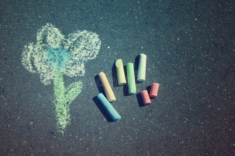 El dibujo del niño de la flor y de tizas coloridas ilustración del vector El dibujo del niño de la flor y de tizas coloridas ilustración del vector