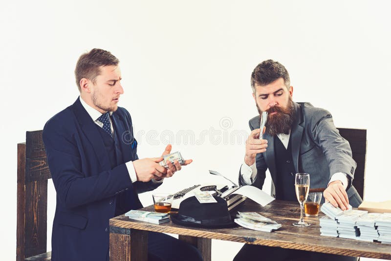 El dinero es dinero Hombres de negocios que cuentan el dinero del efectivo Hombres ocupados que planean el presupuesto de la comp imagen de archivo El dinero es dinero Hombres de negocios que cuentan el dinero del efectivo Hombres ocupados que planean el presupuesto de la comp imagen de archivo
