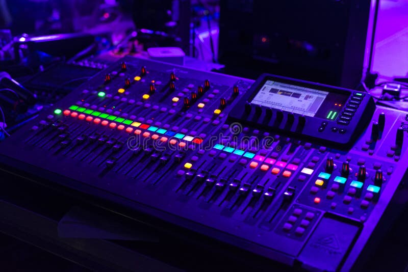 El dirigir sano funcionando con la consola durante un concierto Foco en la parte central imagen de archivo libre de regalías
