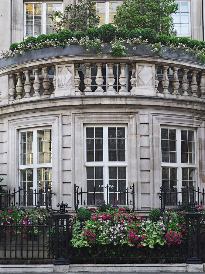 El Distrito De Pall Mall De Londres Tiene Elegantes Edificios Antiguos De Apartamentos de archivo - Imagen de adosado, paja: 185593221