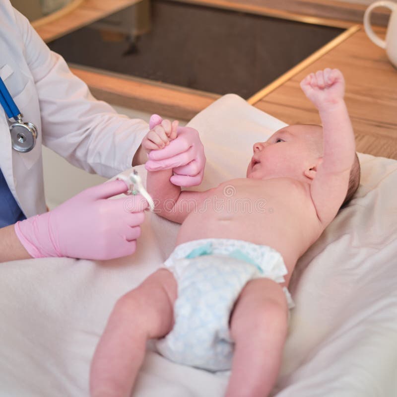 El Doctor Corta Las Uñas En La Mano De Un Bebé Recién Nacido. Enfermero De  Uniforme Con Tijeras Para La Higiene De Los Niños Foto de archivo - Imagen  de sano, crecimiento