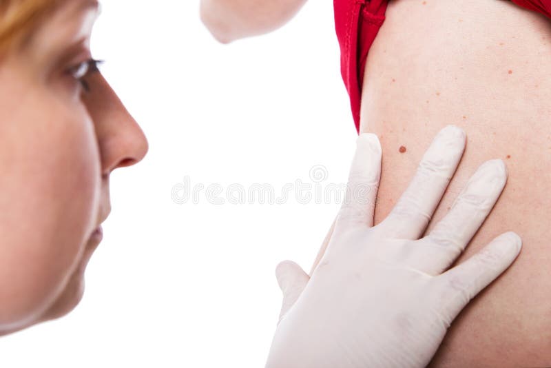 El doctor de sexo femenino examina la piel