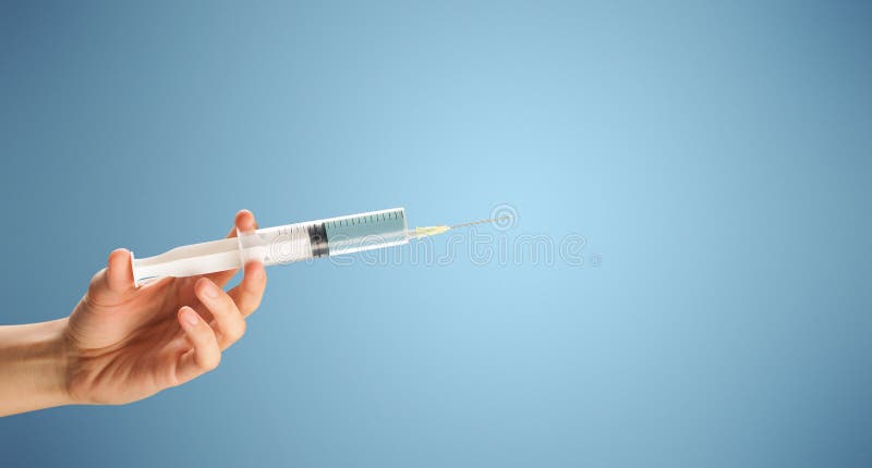 El doctor de sexo femenino Holding Syringe
