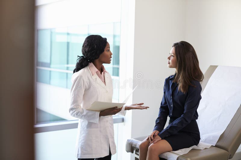 El Doctor De Sexo Femenino Meeting With Patient En Sitio Del Examen