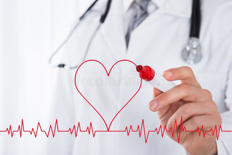 El doctor Drawing Heart Symbol cerca del electrocardiograma fotografía de archivo El doctor Drawing Heart Symbol cerca del electrocardiograma fotografía de archivo