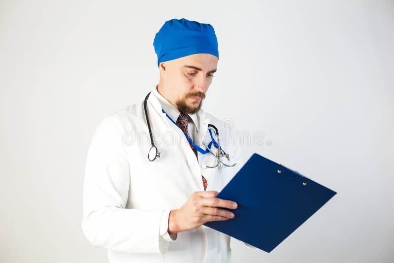 El doctor en una capa blanca escribe los datos al registro Fondo blanco fotografía de archivo libre de regalías El doctor en una capa blanca escribe los datos al registro Fondo blanco fotografía de archivo libre de regalías