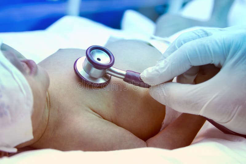 El doctor escucha el corazón con un bebé recién nacido del estetoscopio imagenes de archivo El doctor escucha el corazón con un bebé recién nacido del estetoscopio imagenes de archivo
