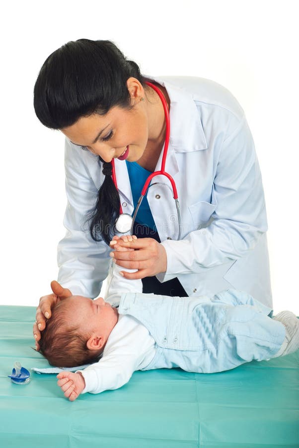 El doctor examina al bebé recién nacido