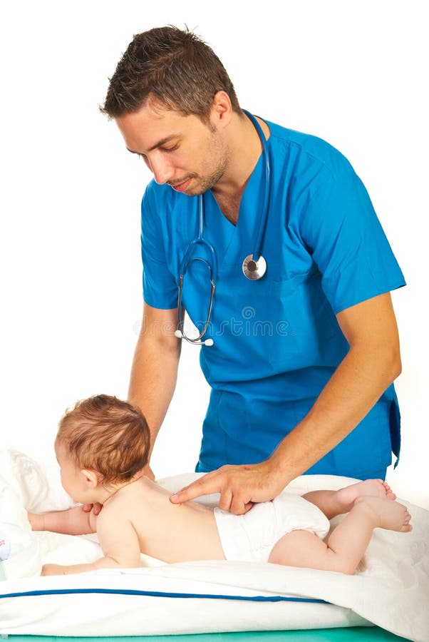 El doctor examina la espina dorsal al bebé