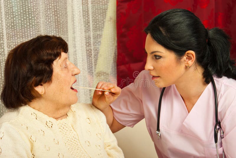 El doctor examina a los ancianos para la garganta dolorida