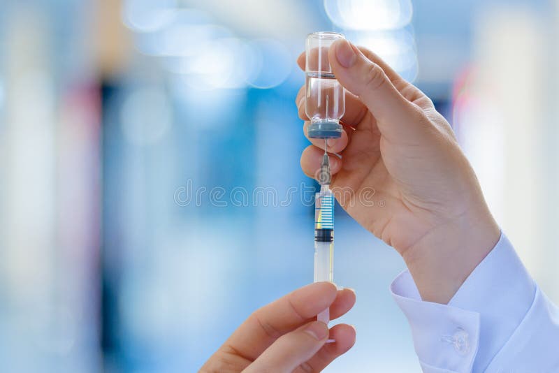 El doctor llena una jeringuilla de la vacuna