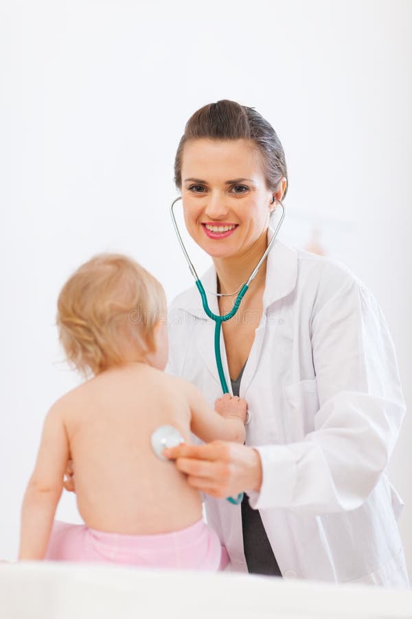 El doctor pediátrico examina al bebé que usa el estetoscopio