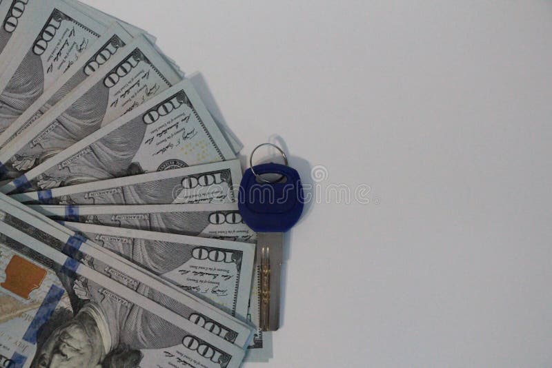El dominante miente cerca de las cuentas del ciento-dólar fotografía de archivo libre de regalías El dominante miente cerca de las cuentas del ciento-dólar fotografía de archivo libre de regalías