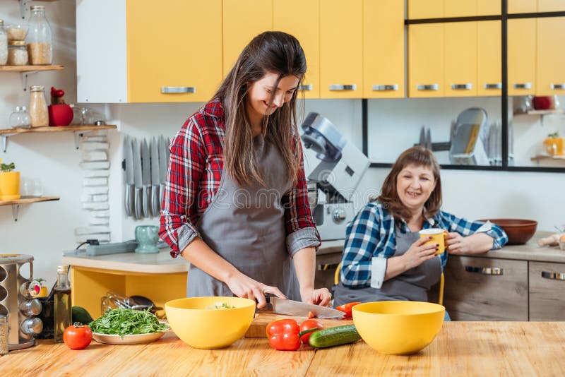 El dominar cocinando el ocio casero de la familia del cocinero de las habilidades fotografía de archivo El dominar cocinando el ocio casero de la familia del cocinero de las habilidades fotografía de archivo