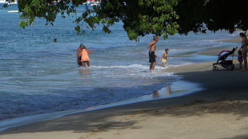 El domingo por la tarde en una playa más baja de la bahía