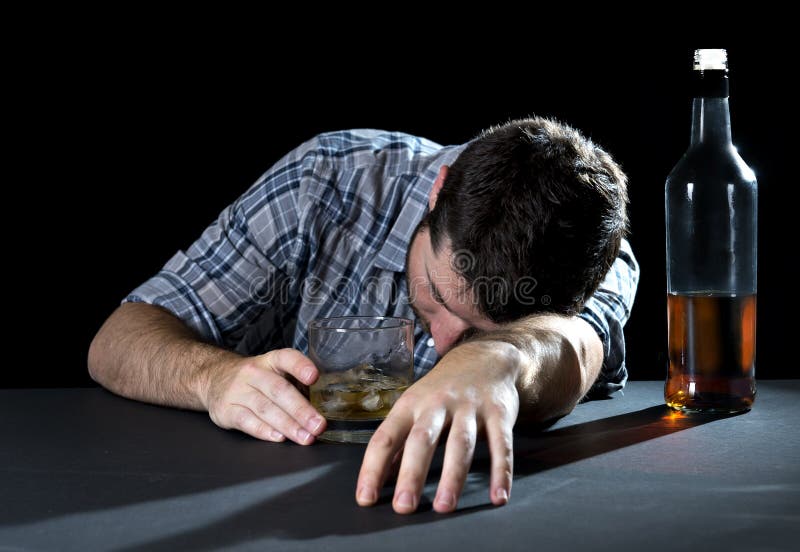 El dormir bebido hombre alcohólico del adicto sosteniendo el whisky de cristal en concepto del alcoholismo fotografía de archivo libre de regalías El dormir bebido hombre alcohólico del adicto sosteniendo el whisky de cristal en concepto del alcoholismo fotografía de archivo libre de regalías