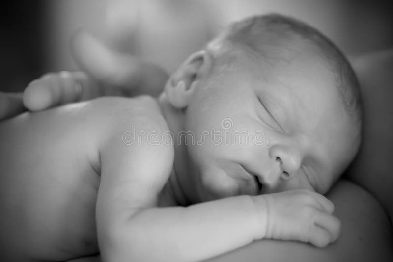 El dormir del niño recién nacido blanco y negro imagenes de archivo El dormir del niño recién nacido blanco y negro imagenes de archivo