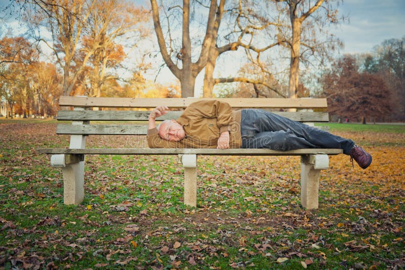 El dormir sin hogar del hombre imagenes de archivo El dormir sin hogar del hombre imagenes de archivo
