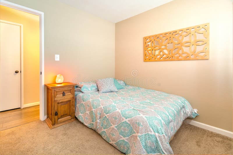 El dormitorio acogedor con la cama individual, la alfombra y el mar himalayan salan la lámpara o fotografía de archivo El dormitorio acogedor con la cama individual, la alfombra y el mar himalayan salan la lámpara o fotografía de archivo