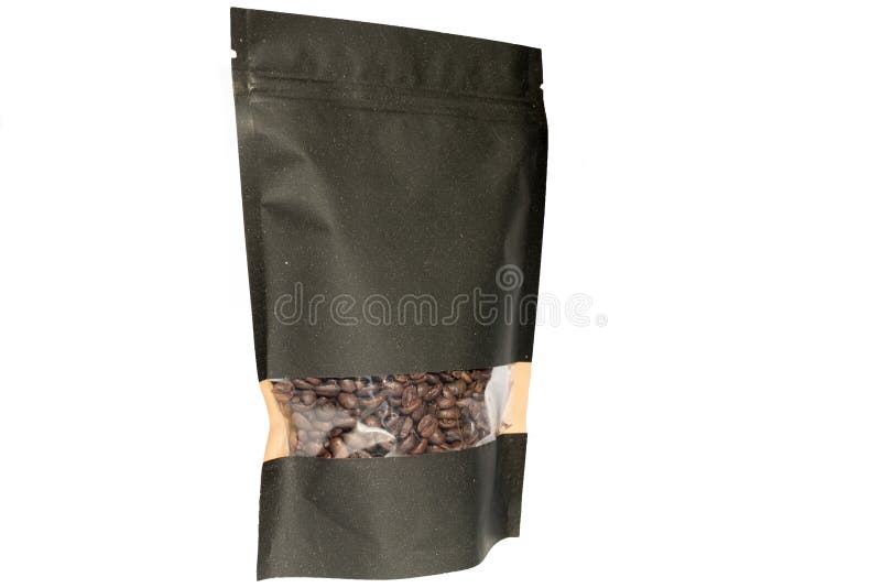 El doypack negro del papel se levanta la bolsa con la cremallera de la ventana llenada de los granos de café en el fondo blanco fotografía de archivo libre de regalías El doypack negro del papel se levanta la bolsa con la cremallera de la ventana llenada de los granos de café en el fondo blanco fotografía de archivo libre de regalías