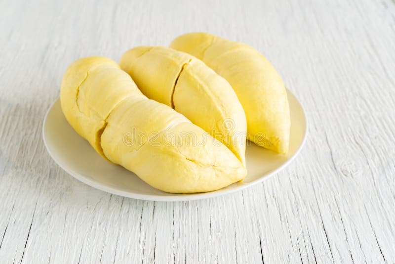 El Durian es fruta asi?tica tiene amarillo y hediondo Durian en plato en el fondo blanco de la tabla imágenes de archivo libres de regalías El Durian es fruta asi?tica tiene amarillo y hediondo Durian en plato en el fondo blanco de la tabla imágenes de archivo libres de regalías
