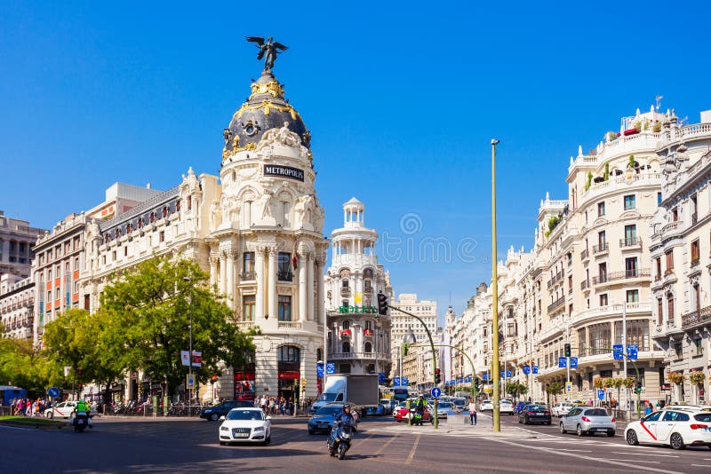 El edificio de oficinas de la metrópoli en Madrid, España foto de archivo libre de regalías El edificio de oficinas de la metrópoli en Madrid, España foto de archivo libre de regalías