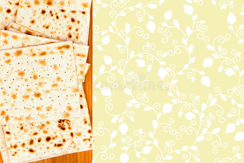 El ejemplo del matzah para el passover judío Una foto de arriba del matza judío en la tajadera de madera Illustrati del día de fi foto de archivo El ejemplo del matzah para el passover judío Una foto de arriba del matza judío en la tajadera de madera Illustrati del día de fi foto de archivo