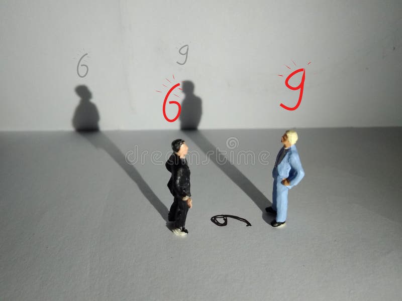 El ejemplo, perspectiva distinta hace otro valor, la mini figura del hombre de negocios derecho juega hacer frente al número seis
