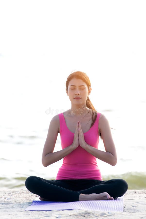 El ejercicio sano de la forma de vida de la mujer joven vital medita y yoga practicante en la costa, fondo de la naturaleza imágenes de archivo libres de regalías El ejercicio sano de la forma de vida de la mujer joven vital medita y yoga practicante en la costa, fondo de la naturaleza imágenes de archivo libres de regalías