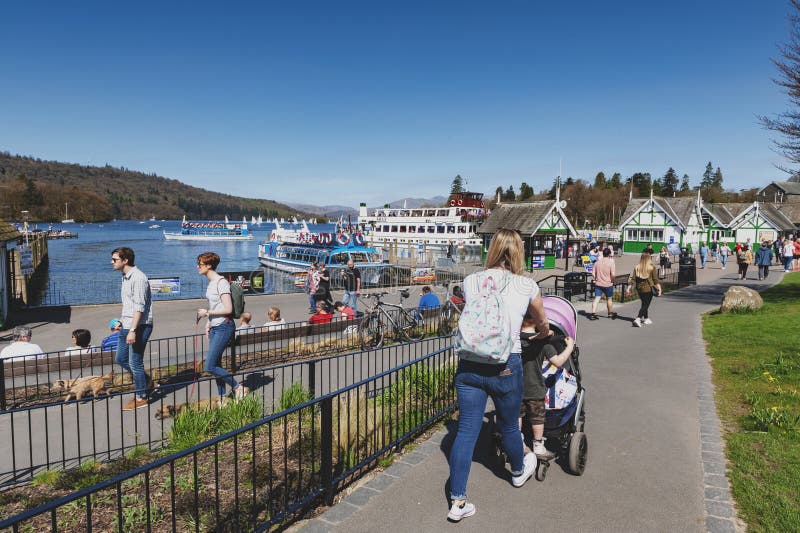 El Embarcadero De Bowness Con Los Barcos Para El Alquiler Y El Turista El Embarcadero De Bowness Con Los Barcos Para El Alquiler Y El Turista