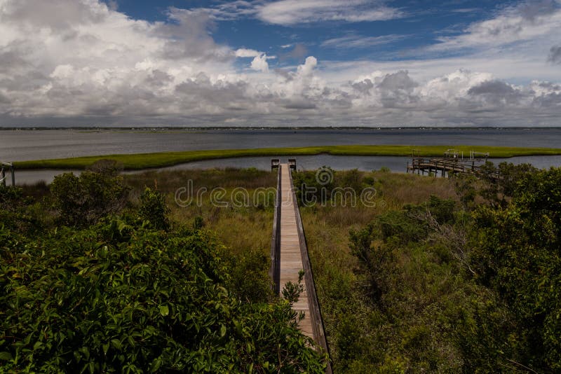 El embarcadero largo hacia fuera al sonido del Bogue, Emerald Isle, Carolina del Norte aterriza foto de archivo libre de regalías El embarcadero largo hacia fuera al sonido del Bogue, Emerald Isle, Carolina del Norte aterriza foto de archivo libre de regalías