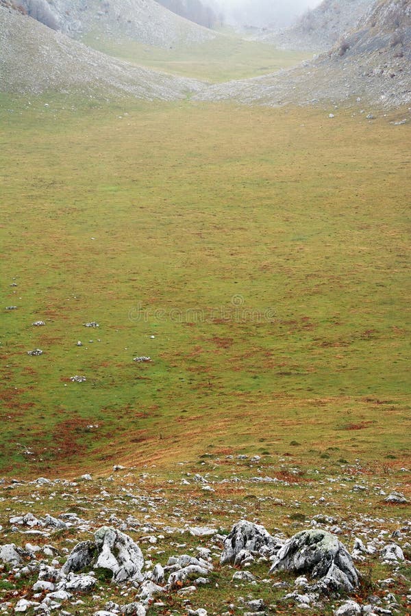 El emigrar en las montañas de Mehedinti en otoño imagen de archivo libre de regalías El emigrar en las montañas de Mehedinti en otoño imagen de archivo libre de regalías
