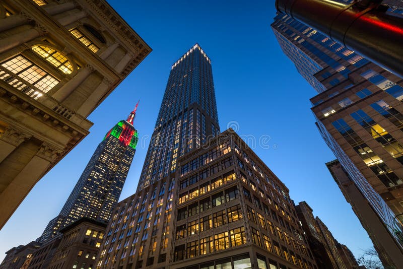 El Empire State Building iluminado con las luces de la Navidad en el crepúsculo Rascacielos en la 5ta avenida, Midtown Manhattan, fotos de archivo libres de regalías El Empire State Building iluminado con las luces de la Navidad en el crepúsculo Rascacielos en la 5ta avenida, Midtown Manhattan, fotos de archivo libres de regalías
