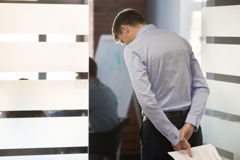 El empleado de sexo masculino nervioso asustado entra en la sala de reunión de hacer informe
