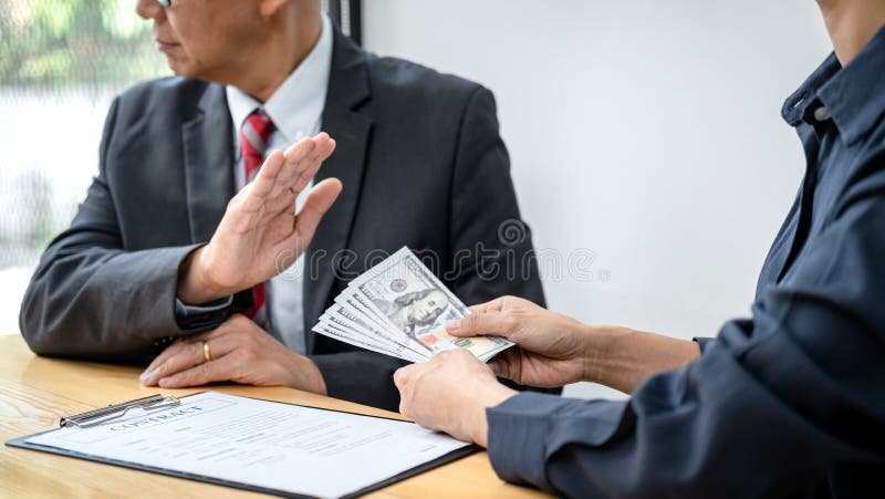 El empresario se niega a aceptar el dinero de los billetes y las condiciones del contrato del empleador sobornador al firmar el co imagenes de archivo