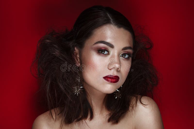 El encanto femenino del retrato de la belleza compone en fondo rojo imagenes de archivo El encanto femenino del retrato de la belleza compone en fondo rojo imagenes de archivo