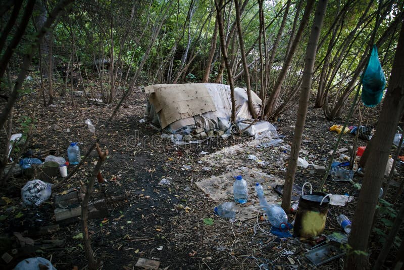 El enclavijar sin hogar Pequeña habitación, tienda hecha de la basura imagen de archivo libre de regalías El enclavijar sin hogar Pequeña habitación, tienda hecha de la basura imagen de archivo libre de regalías