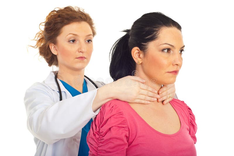 El endocrinólogo examina a la mujer de la tiroides