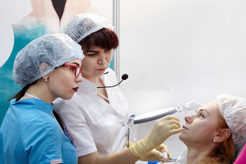 El entrenamiento en cosmetología estética es conducido por un experie foto de archivo libre de regalías El entrenamiento en cosmetología estética es conducido por un experie foto de archivo libre de regalías