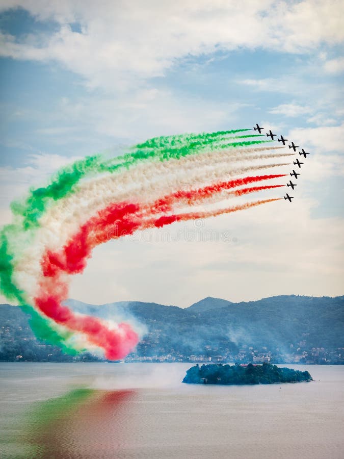 El equipo aeroacrobacia italiano el Frecce Tricolori foto de archivo El equipo aeroacrobacia italiano el Frecce Tricolori foto de archivo
