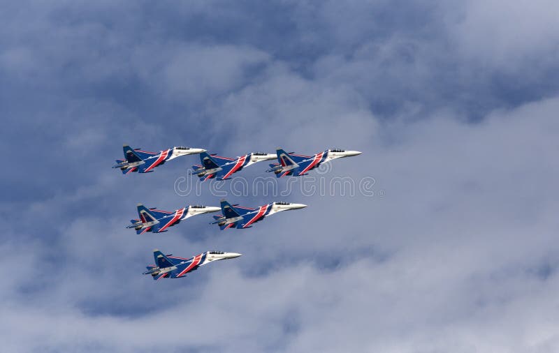 El equipo aeroacrobacia realiza vuelo en el salón aeronáutico imagenes de archivo El equipo aeroacrobacia realiza vuelo en el salón aeronáutico imagenes de archivo