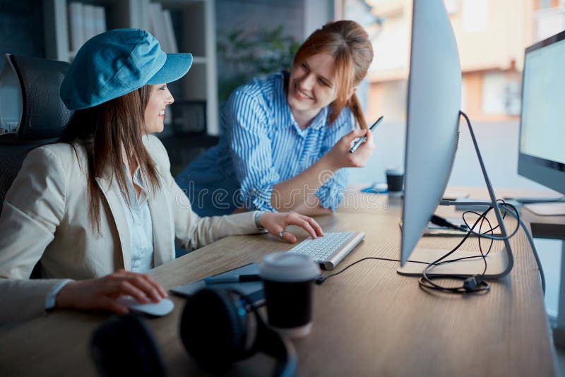 El equipo de empleados está discutiendo el proyecto y el overtim de trabajo fotografía de archivo libre de regalías El equipo de empleados está discutiendo el proyecto y el overtim de trabajo fotografía de archivo libre de regalías