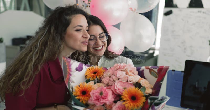 El equipo de negocios celebra el cumpleaños de la trabajadora almacen de metraje de vídeo