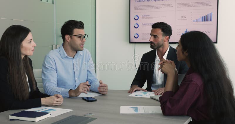El equipo de negocios multinacional participó en un debate oficial en la sala de conferencias almacen de metraje de vídeo