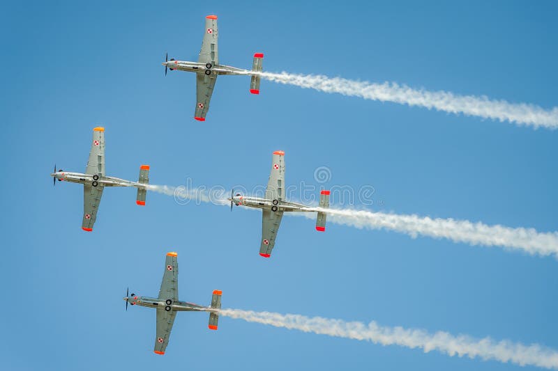 El equipo de Orlik muestra que las grandes demostraciones y las hojas detrás de a fuman en el cielo fotografía de archivo libre de regalías